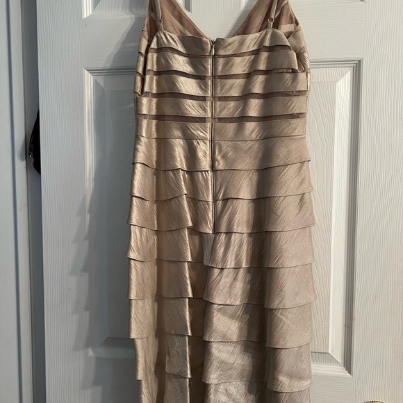 Elegant Adrianna Papell crepe layered dress & jacket. size 8. beige silver gold - Picture 14 of 15